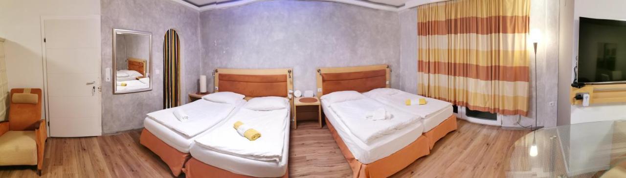 Pension Foehrenhain Gerasdorf bei Wien Esterno foto