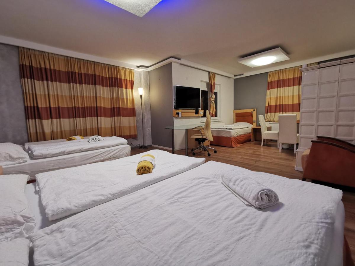 Pension Foehrenhain Gerasdorf bei Wien Esterno foto