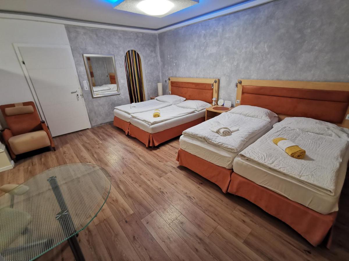 Pension Foehrenhain Gerasdorf bei Wien Esterno foto