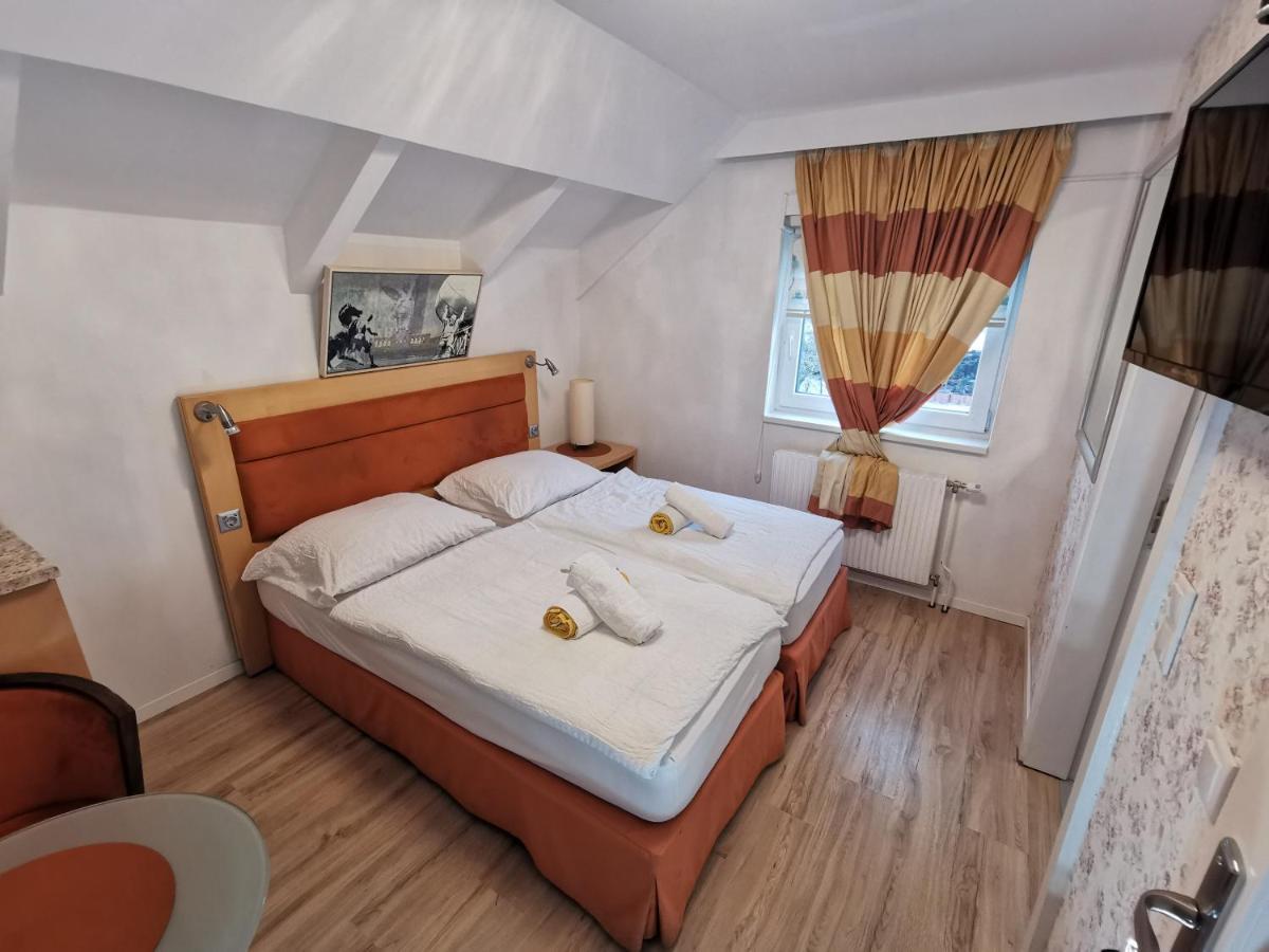 Pension Foehrenhain Gerasdorf bei Wien Esterno foto