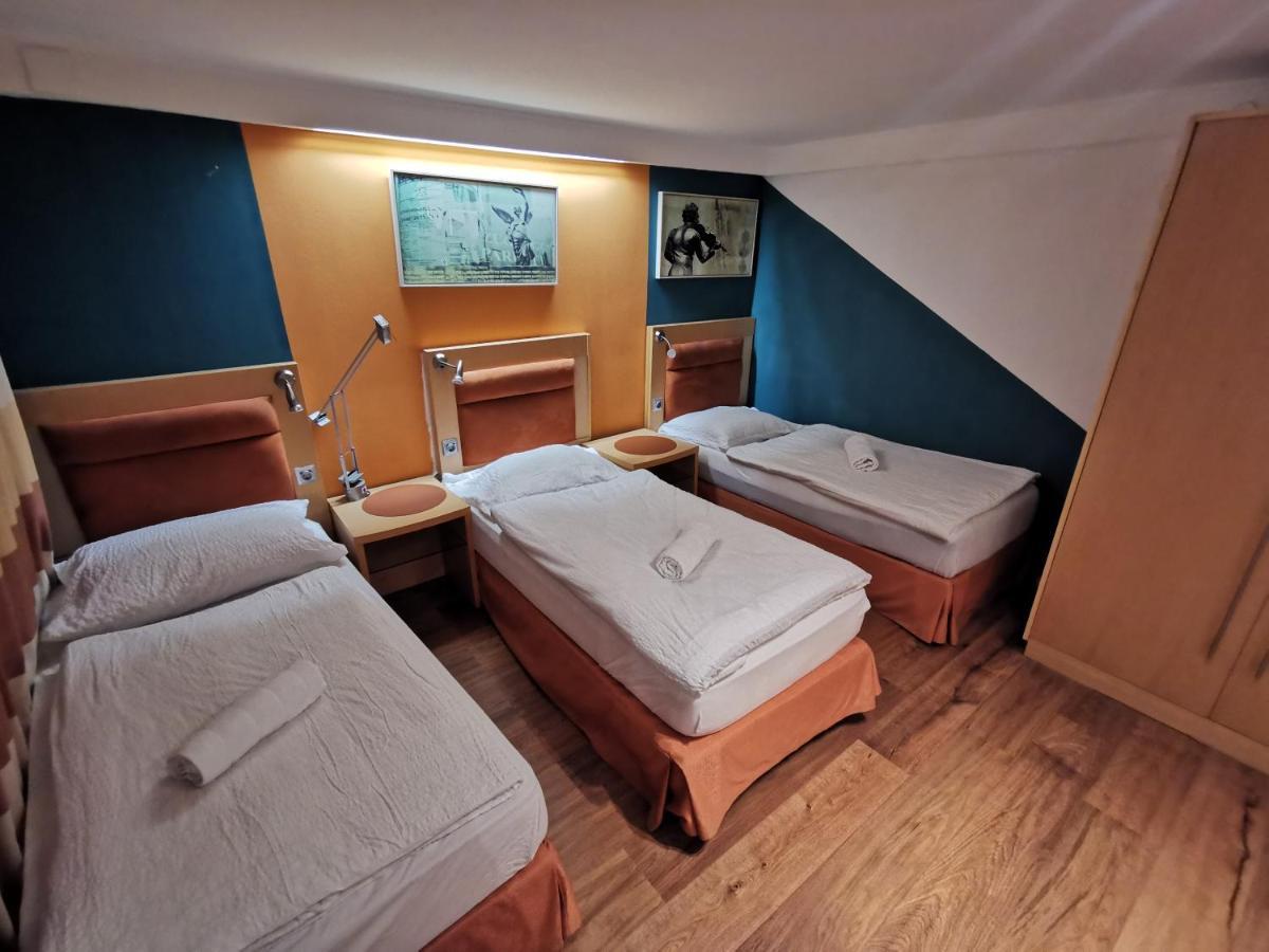 Pension Foehrenhain Gerasdorf bei Wien Esterno foto