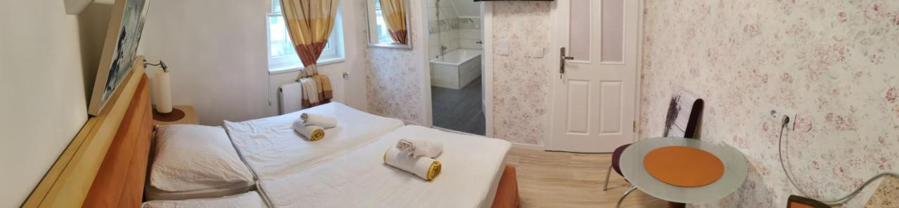Pension Foehrenhain Gerasdorf bei Wien Esterno foto